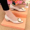 Sapatos femininos versáteis e estilosos para o outono, sapatos casuais de bico fino e salto baixo, novo estilo 2026, adequados para o trabalho e para mães