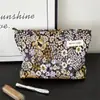 Bolsa de Maquillaje Floral Negra Artística con Diseño en Relieve Tridimensional, Neceser, Bolsa de Almacenamiento, Bolsillo Interior de Gran Capacidad, para Llevar en la Mano