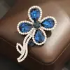 Broche de Cristal Verde Hierba de Trébol de Cuatro Hojas de Nicho Europeo y Americano, Broche Versátil de Flor Azul, Accesorios de Corsage para Mujer