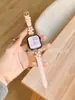 Pulsera de Metal y Cuero Flor de Ciruelo Adecuada para Apple Watch10/S11 Watch iWatch Correa de Microfibra