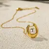 Colgante de perla en forma de U con diseño de nicho de estilo coreano, collar de estilo coreano, joyería de perla para mujer, cadena de clavícula distintiva de acero de titanio