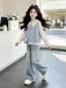 Conjunto de otoño 2026 para niñas, nuevo y elegante, top con cuello de muñeca y jeans, conjunto de tres piezas para niños mayores