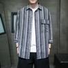 Camisa listrada de manga média masculina 2024 Nova camisa masculina de sete mangas Camisa listrada de algodão e linho de manga média Jaqueta fina para homens