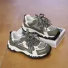 Zapatillas deportivas de malla, zapatillas de papá de suela gruesa para mujer, nuevas versátiles transpirables de moda 2026 casual para aumentar la altura para correr en beige-marrón