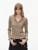 Suéter de tricô V-neck cor de café retrô estilo francês para mulheres, perfeito para o outono, com textura sofisticada e macia, efeito emagrecedor e mangas compridas