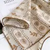 Bufanda Cuadrada Mediana MiXing Floral 100% Lana con Bordes Enrollados a Mano y Estampado, Chal Cálido de Lana Pura para Mujer Otoño e Invierno