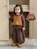 Ropa infantil coreana conjunto para niñas: Conjunto de tres piezas de estilo retro: pantalón de calabaza, camiseta de manga larga y chaleco, elegante atuendo de otoño