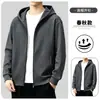 Elegante y bien estructurada, esta sudadera casual térmica para hombre de otoño/invierno presenta un diseño con cremallera, una capucha y un corte holgado y extragrande.. Hecho con algodón grueso y cómodo para mayor calidez. Disponible en tallas grandes
