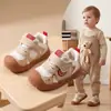Zapatos para caminar para bebé con suelas blandas 2026 primavera y otoño zapatos de estabilidad para niño pequeño antideslizantes unisex para bebé punta cerrada anti-colisión zapatos funcionales