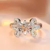 Anel Feminino Rongxing Estilo Retrô Europeu e Americano Transfronteiriço Duas Cores Floral Centro de Flor Rosa 3D Anel Decorativo de Banquete de Luxo Leve