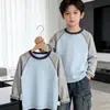 Camiseta Infantil Estilo Coreano Color Block Manga Longa Raglan Estilo Primavera e Outono para Meninos Meninas Bebês Respirável Camada Base Versátil Roupa Infantil
