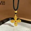 Nuevo Colgante Dorado Estilo Chino con Vajra Incrustado de Diamante Rojo Amuleto Estilo Étnico Encanto Protector de la Suerte para Hombres y Mujeres Versátil