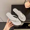 Chinelos Planos para Mulheres, Adequados para Uso ao Ar Livre, Novo Estilo Verão 2026, Casual, Podem Ser Combinados com Saias, Sandálias de Praia para Férias