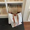 Bolsa Tote Feminina 2026 Retro Nova Versátil Ombro Único Bolsa para o Dia a Dia Celebridade da Internet Nicho Moda Retro Bolsa de Axila