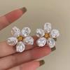 Pendientes vintage de flores de perla barroca para mujer, ligeros, de lujo, de nicho, de alta gama, sencillos, accesorios para las orejas de celebridades de Internet.