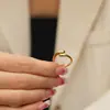 Europa y los Estados Unidos ins diseño de nicho transfronterizo sentido de alto nivel de una variedad de anillos geométricos para mujer joyería de acero de titanio chapado en oro de 18 quilates venta directa