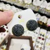 Brincos de Tarraxa Redondos Simples com Diamante Negro para Mulheres, Brincos Versáteis e Estilosos de Nicho com Design da Moda, Brincos de Alto Padrão Novo Estilo