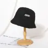 Chapéu de Pescador de Lã de Cordeiro com Logo Personalizado para Mulheres, Estilo Coreano de Inverno Tendência Versátil Quente Estilo Celebridade da Internet Chapéu Balde de Pelúcia Japonês