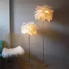 Lámpara de pie de plumas de moda, luz para pasillo de boda, lámpara de pie de plumas de avestruz estilo nórdico para estante de mesa de café en sala de estar, hierro