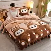 Juego de ropa de cama de cuatro piezas de terciopelo de leche engrosado de grado A, que incluye una falda de cama, una sábana de una pieza de alto peso y un juego de funda de edredón de terciopelo de doble cara de tres piezas para invierno