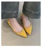 Zapatos de Vestir Nuevos de Primavera y Otoño Zapatos de Vestir Franceses con Remaches Boca Baja para Mujer Punta Puntiaguda Gamuza Suela Plana Comodidad para el Viaje Diario Slip-on 2026