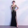 Novo Vestido Longo Vermelho Estilo Chinês com Gola Alta Bordada e Corte Evasê, Manga Meia-Manga, Adequado para Traje de Brinde, Vestido de Noivado da Noiva, Ajuste Slim com Toque de Luxo