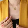 Estilo étnico chino nicho colgante hueco con carácter chino collar cadena de clavícula diseño de marca doble felicidad titanio acero chapado en oro