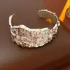 Pulseira Aberta Plissada Irregular Europeia e Americana Transfronteiriça Exagerada Versátil Design de Nicho Joias de Alta Qualidade para Mulheres