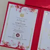 Invitación de boda plegada con carácter "doble felicidad" repujado en oro rojo y diseño de rosas, Invitación de boda combinada china y occidental, Invitación de boda estilo chino