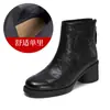 Botas de moda de cuero de grano superior repujado a mano para mujer, nuevo estilo otoño/invierno 2026, tacón alto grueso, adelgazante, elegante, adecuadas para combinar con faldas, botines
