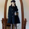 Capa negra transfronteriza con top de hebilla metálica para mujer, estilo coreano de primavera y otoño, petite, holgada, abrigo de lana adelgazante con un toque de alta gama