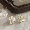 Pendientes de Flor de Metal con Circonita Estilo Coreano Sencillos de Nicho Lujo Ligero Versátiles de Temperamento Pendientes de Lujo de Gama Alta