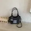 Moda Nueva Primavera 2026 Transfronteriza Bordado de Letras de Gama Alta Simple Versátil Bolso Cubo de Hombro Cruzado de Mano