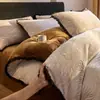 Juego de ropa de cama de cuatro piezas estilo francés con bola de pelo de conejo en relieve y terciopelo de leche, funda de edredón de terciopelo coral de invierno, sábana, sábana ajustable juego de tres piezas