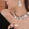 Conjunto de Brincos Quadrados Cravejados de Diamante e Colar Duas Peças, Moderno e Versátil, Brincos Elegantes Exagerados, Luxo Acessível e Acessórios de Vestir de Alta Qualidade