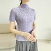 Camiseta plisada de manga corta con estampado Miyake para mujer, diseño moderno de verano, camisa ajustada con cuello medio alto.