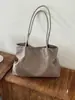 Bolsa tote de grande capacidade para mulheres, adequada para o trajeto diário, estilo coreano, com uma estética retrô e elegante, uma bolsa de ombro que pode ser carregada sob o braço, exalando um senso de luxo
