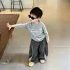 Roupas Infantis Estilo Coreano Conjunto para Meninos Conjunto Roupas de Menino 2026 Primavera e Outono Infantil Versátil Cinza Frio Conjunto com Estampa