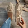 Zapatos Mary Jane de talla grande estilo retro simple transfronterizos con hebilla de una sola tira, suela plana y puntera cuadrada hueca para mujer