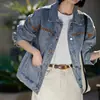 Después de pasar por múltiples procesos, esta chaqueta vaquera de algodón 100% con lavado vintage es fácil de combinar y es un estilo corto de la nueva colección para mujer para el otoño de 2026