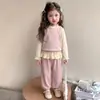 Conjunto de Três Peças Colete Estilo Coreano para Meninas Estilo Primavera e Outono 2026 Novo Estilo de Outono Roupas Estilosas para Crianças Conjunto de Manga Longa para Meninas