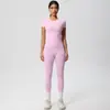 Conjunto deportivo de dos piezas para mujer, pantalones deportivos de tiro alto, ajustados, manga corta, estilo 'scrub' europeo y americano, para yoga