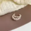 Pendiente de Perla Sentido del Diseño Nicho de Cuentas Brazalete de Oreja de Tres Capas para Mujer Sin Perforaciones en las Orejas Pendientes Lujo Ligero Sentido de Alta Gama de Moda Versátil