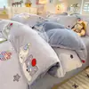 Juego de ropa de cama de cuatro piezas de terciopelo de leche engrosado para invierno, fresco y acogedor, juego de tres piezas cálido de franela y forro polar de coral para dormitorios de estudiantes