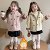 Cardigan de Pelúcia com Botões Duplos Estilo Coreano para Meninas Outono/Inverno 2026 Novo Top Espesso para Meninas Pequenas