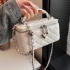 Bolso Caja Versátil Acolchado Único con Cadena Tendencia Primavera 2026 Elegante Lindo Pequeño con Bola Dorada Bolso de Hombro para Mujer