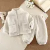Conjunto de inverno de fleece coral para meninas: um top simples de gola alta combinado com calças casuais ajustadas, perfeito tanto para usar em casa quanto ao ar livre