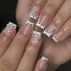Uñas Postizas Desgastables Cuadradas Medianas Blanco con Puntos Polka Francesas con Flores de Resina en Relieve 3D Acentuadas con Cuentas de Acero Dorado