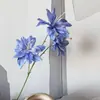Flores de Lírio Artificiais com Vento e Chuva de Três Cabeças, Flores de Seda para Decoração de Sala de Estar e Casamento, Arranjo Floral em Estilo Pintura a Óleo de Luxo Leve