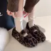 Zapatos tipo mocasín peludos populares 2026 otoño e invierno nuevo modelo para uso en exteriores, estilo coreano cálidos de algodón sin cordones mocasines antideslizantes para mujer